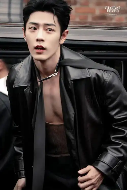 肖战这领口一年比一年低这胸肌这身材皮衣领带我舔