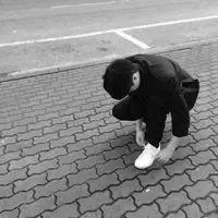 qq头像男生背影黑白伤感落寞的 思念已成烟被吹散