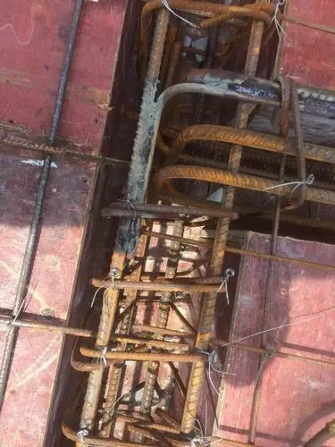 悦江阁    12#楼屋面防雷引出点焊接