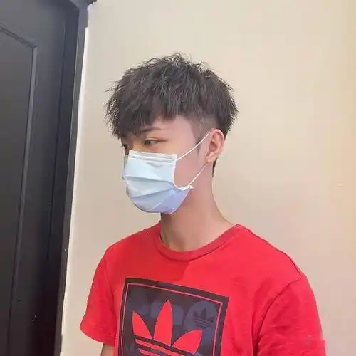 所以如果你在街上看到十个人中有五个是同款"锡纸烫",也不必大惊小怪