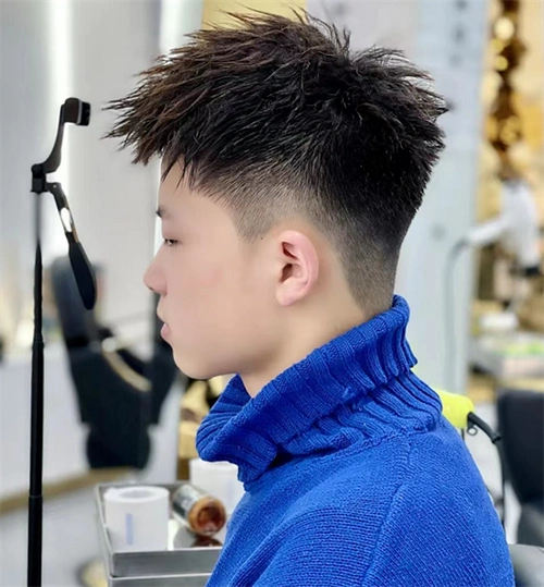 铲青前刺短发本就时尚个性,锡纸烫的驾驭,整个发型蓬松又有空气感.