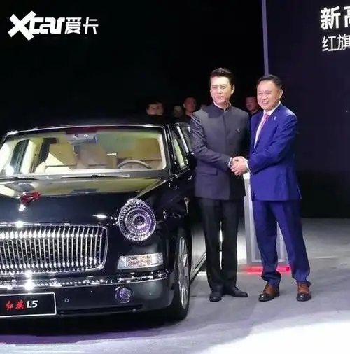 靳东座驾曝光定制的红旗l5副驾驶的4个大字太有爱