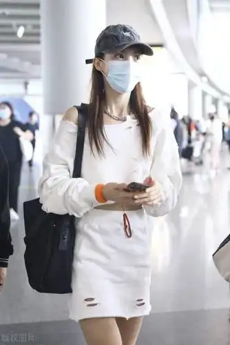 街拍:金晨白色露肩卫衣 超短裙 勃肯鞋 棒球帽清爽小性感_机场