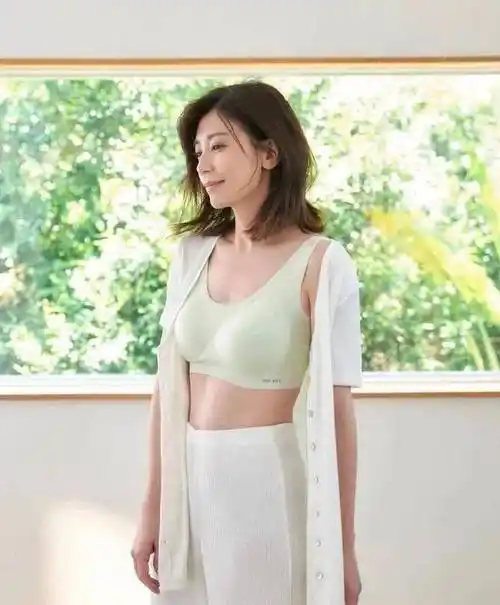 49岁贾静雯拍内衣大片性感撩人!