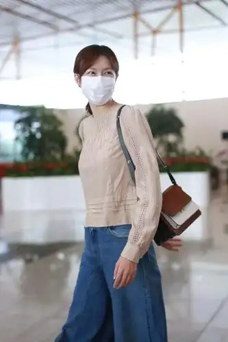 李艾街拍:米色衬衣牛仔阔腿裤marni风琴包知性熟女风