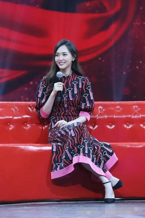 唐嫣穿的裙子难度太高了,热巴的高跟不是你想穿就能穿