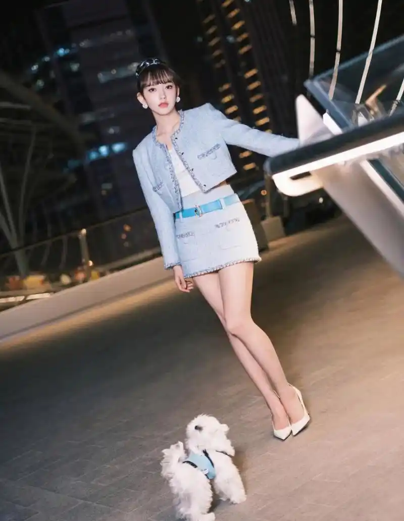 程潇身穿短款套装搭配高跟鞋,大秀美腿,青春靓丽,时尚甜美,满满的少女