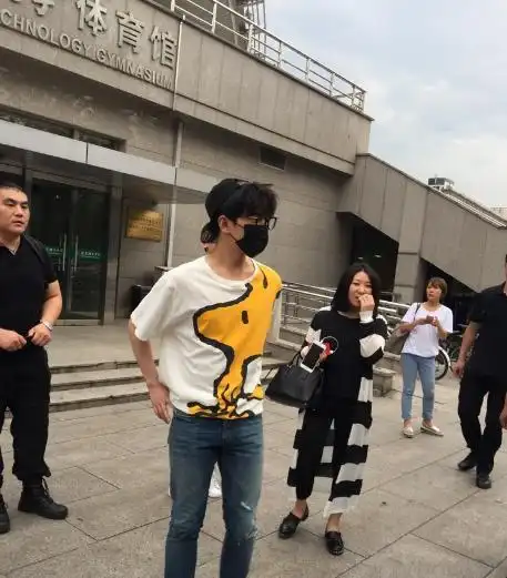 网友排队吃饭偶遇杨洋!偶遇杨洋的正确方式来了,拿走不谢!