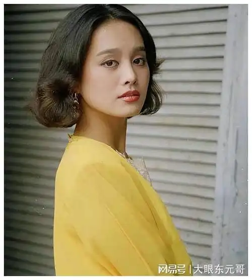 与古雷离婚,而重新燃起热烈爱意的对象便是比她还要小11岁的王小毅