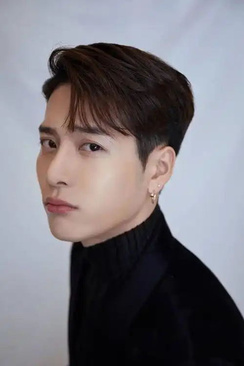 还是偏爱他括号刘海的发型,潮流调性相当足.