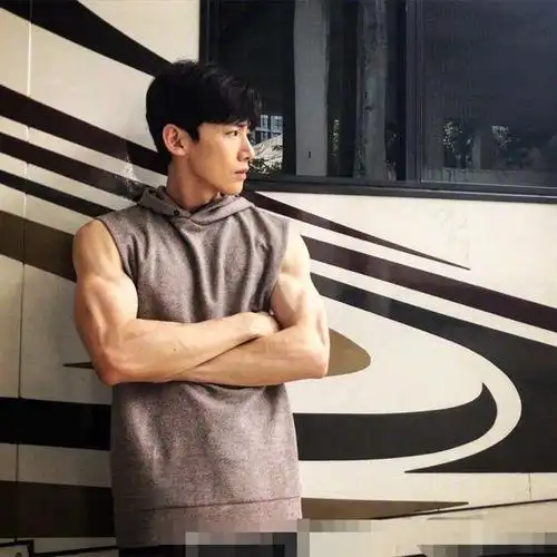 朱亚文在电视剧《红高粱》中饰演余占鳌,他简直是行走的荷尔蒙,穿成