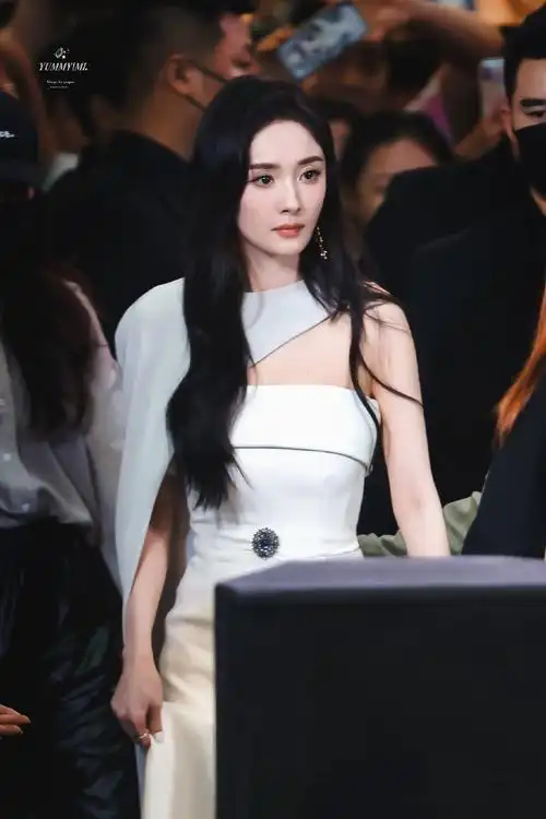 杨幂成都活动人气##杨幂开叉披风白裙##今日星拍放送