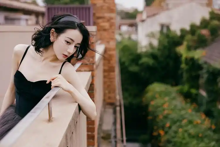 迪丽热巴短发蓬蓬裙写真曝光 高贵典雅宛如公主