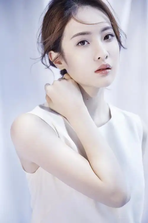 照片中,赖雨濛身着白色连衣裙,随意扎起的头发,靓丽的妆容,眼神清澈