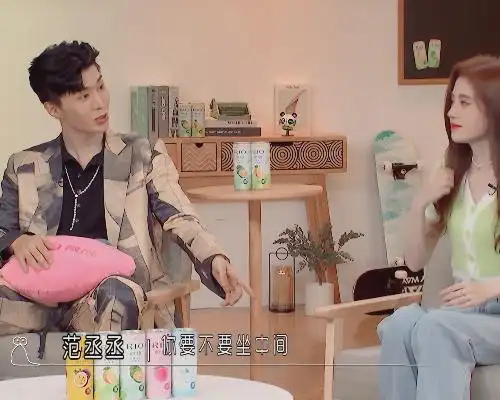 鞠婧祎主动向范丞丞搭讪时,谁注意范丞丞做了啥?藏不住的嫌弃