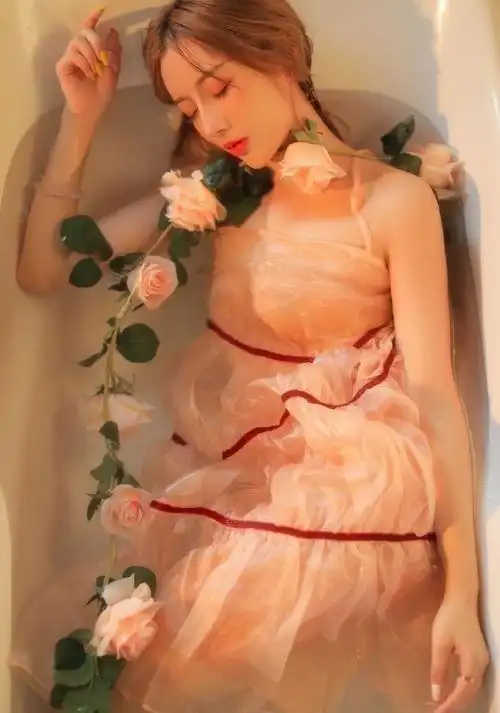 性感湿身薄纱绝品透视美女浴缸泡澡艺术图片