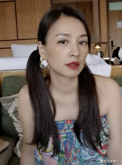 50岁张庭扎双马尾扮嫩,穿性感抹胸肉都溢了出来