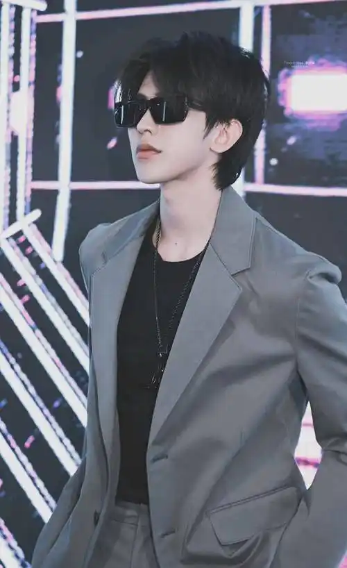 蔡徐坤西装墨镜照上热搜,网友:妥妥的霸道总裁既视感