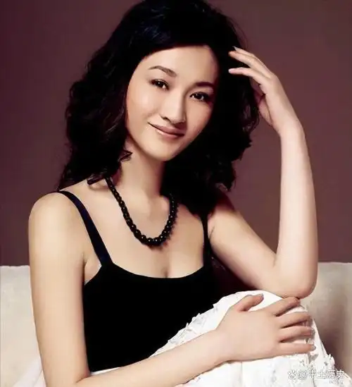 47的"人间尤物"李小冉,感情经历挫折后,最终收获爱情