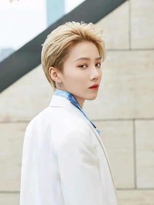 刘雨昕诠释女团新形象,离酷盖只差一个短发?