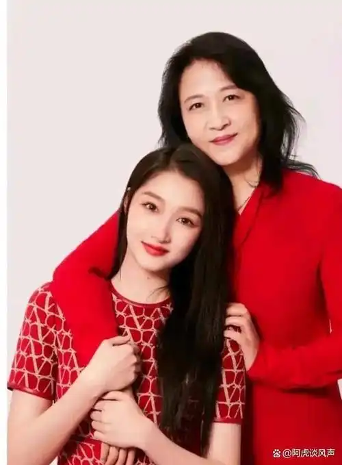 关晓彤妈妈原来是她,两人同框似姐妹,原来漂亮真的会遗传!