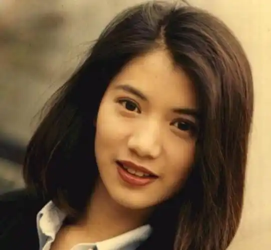 原创原创52岁袁咏仪为何发质那么出众晒的洗发水成亮点曾因价低被轻视