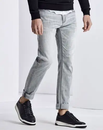 浅灰色男士修身牛仔裤