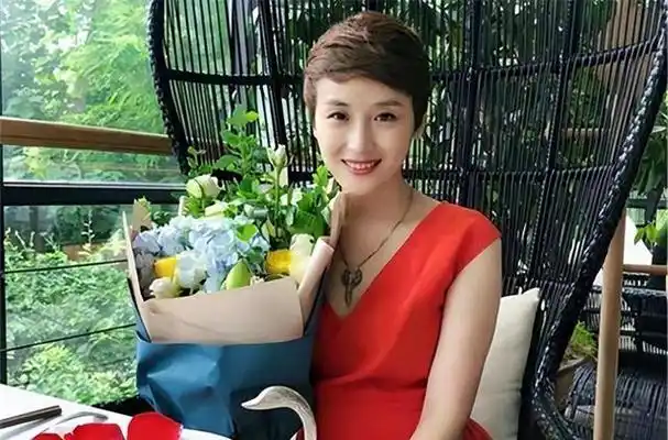 演艺界有一位颇有特色的女演员,虽然年纪轻轻,但已经成功演绎了从16岁