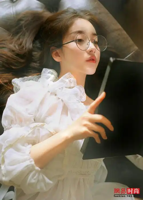 姜贞羽16岁写真曝光戴圆框眼镜清纯又文艺