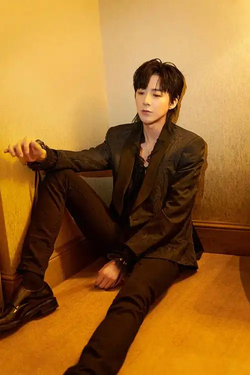 刘宇宁晒自拍称又省一笔帅气幽默再次圈粉