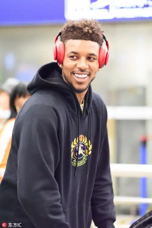 高清图尼克杨抵达中国上海心情大好笑容满面