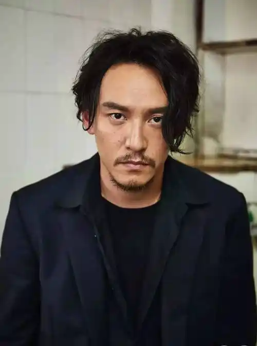 小田切让有的人也愿意在下巴留一些胡须,方脸的会把线条修的圆润柔和