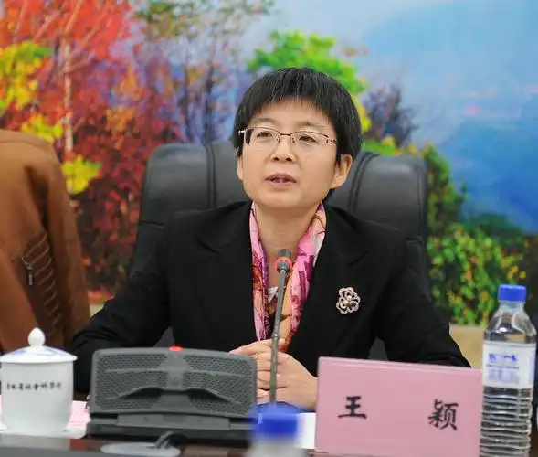 省委宣传部副部长王颖出席座谈会并致辞