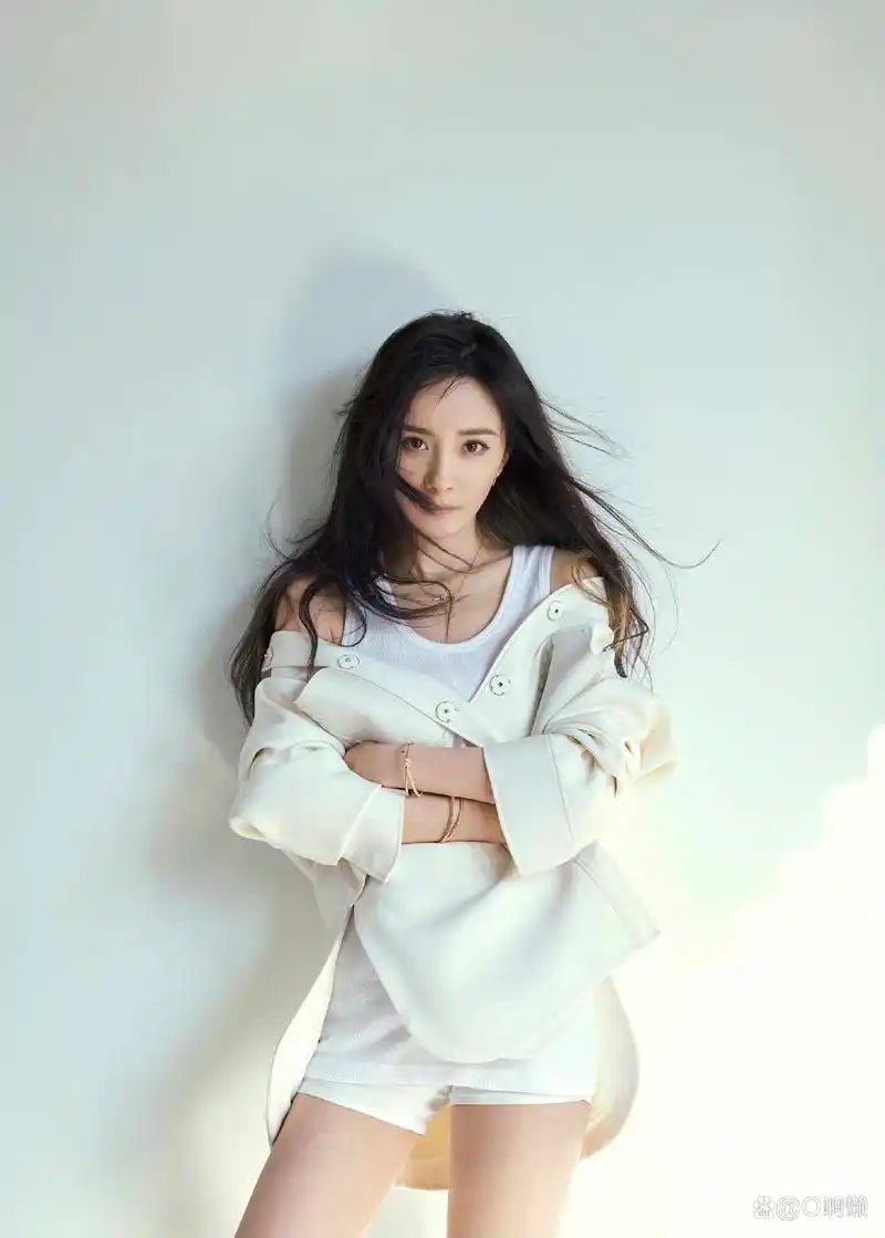 杨幂拍摄杂志五月刊封面,白背心 白色短裤,纯欲感拉满!