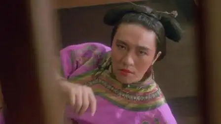 星爷男扮女装,样子太搞笑了,连木瓜都派上用场了