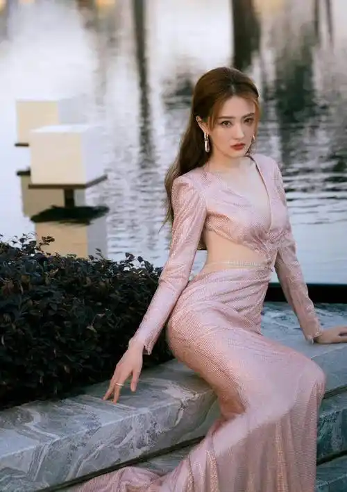 徐璐的身材太绝了,穿"人鱼裙"都没勒出赘肉,"花瓶腰"太惹眼!