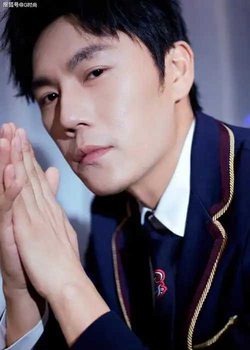 秦昊受邀出席活动,身穿蓝色外套诠释复古学院风-搜狐大视野-搜狐新闻