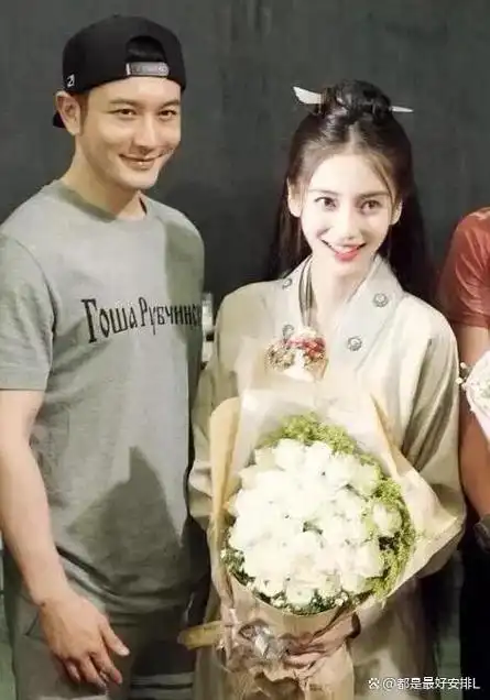 baby晒全家福庆生照7岁小海绵太像黄晓明baby背靠超大花束