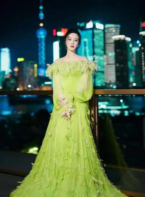 范冰冰穿粉色礼服配绿色高跟鞋亮相戛纳红毯美貌与气质兼具