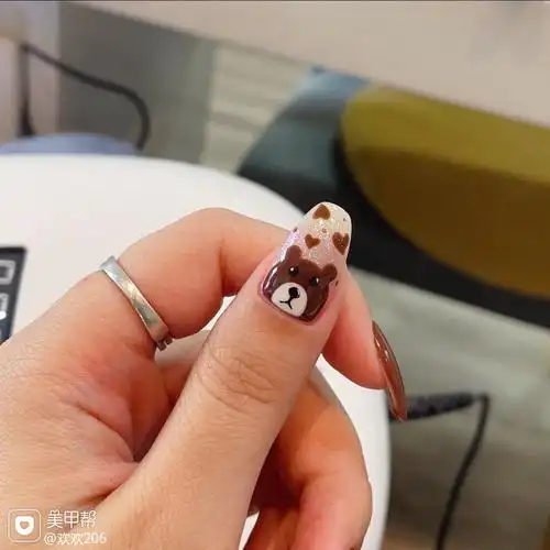 简约短指甲手绘93熊美甲图片