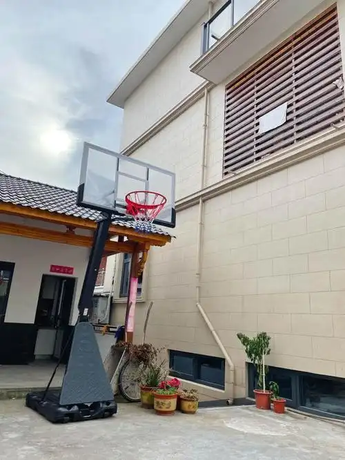 杭州一80后在自家小院里捣鼓起一个篮球场,畅想父子一起打球的场景