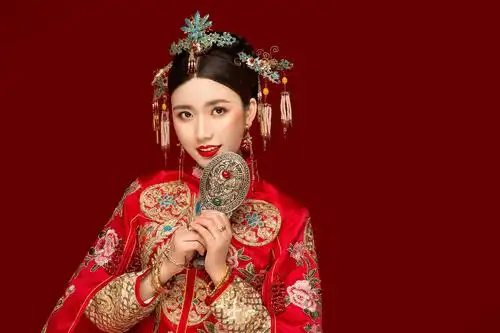 秀禾发型相对于其他新娘发型来说偏于复杂,步骤繁多