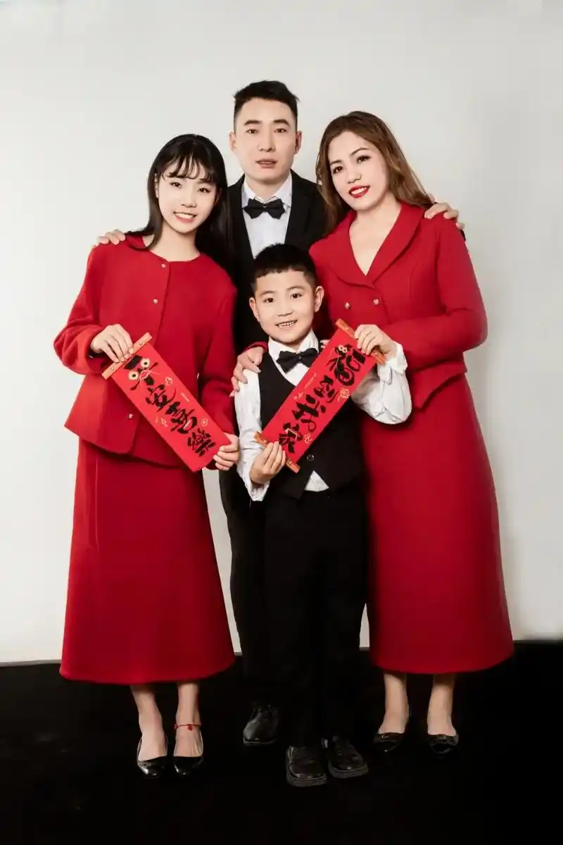 全家福来了. 家不在于富有,而在于温馨. 爱,不在于