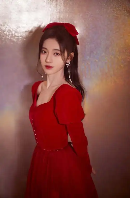 鞠婧祎还是这样美,奶奶衫白围脖搭配黑长直发型,甜美优雅好迷人