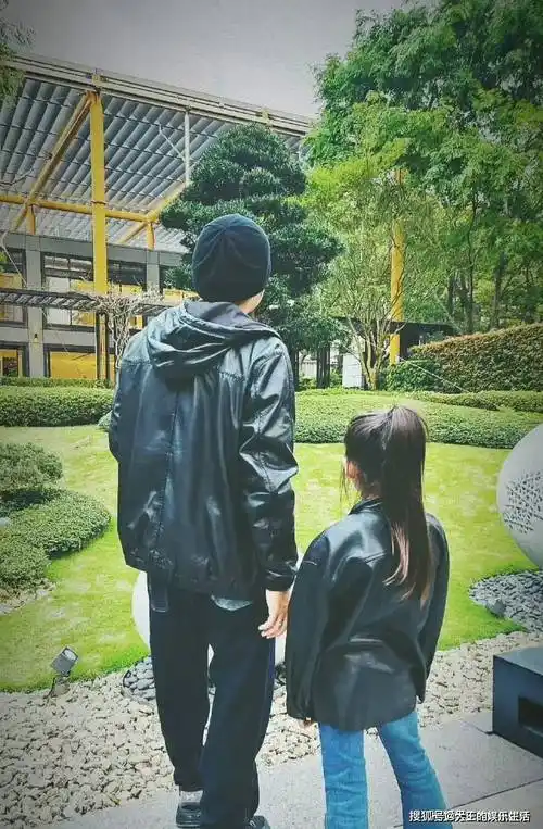 原创周杰伦9岁周周身高瞩目马尾背影神似妈妈昆凌与女儿共穿亲子装