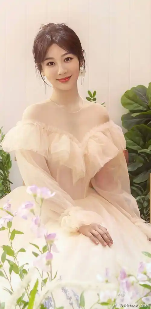 杨紫520婚纱大片,玫瑰粉氛围浪漫唯美,勾勒轻盈曼妙姿态_粉色_时尚