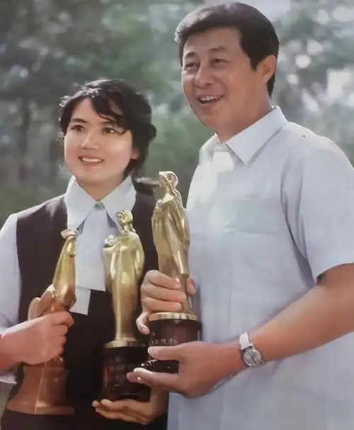 妻子每次情绪失控,都不愿喝药,而王心刚会像哄孩子一样哄着妻子把药喝