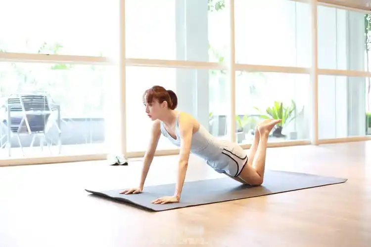 胡静练瑜伽秀一字马爱健身塑完美身材组图18