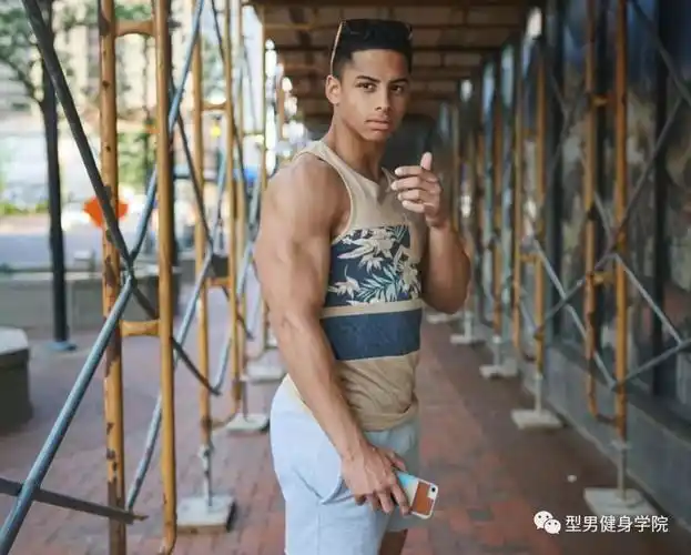 20岁的健身小伙,健身一年多练出完美身材!