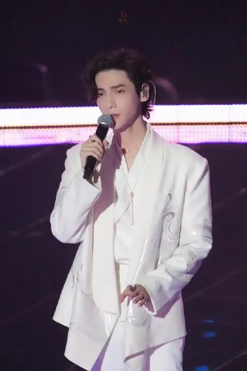 罗云熙超话#罗云熙#一些正脸的美颜暴击无法用言语描述@罗云熙leo